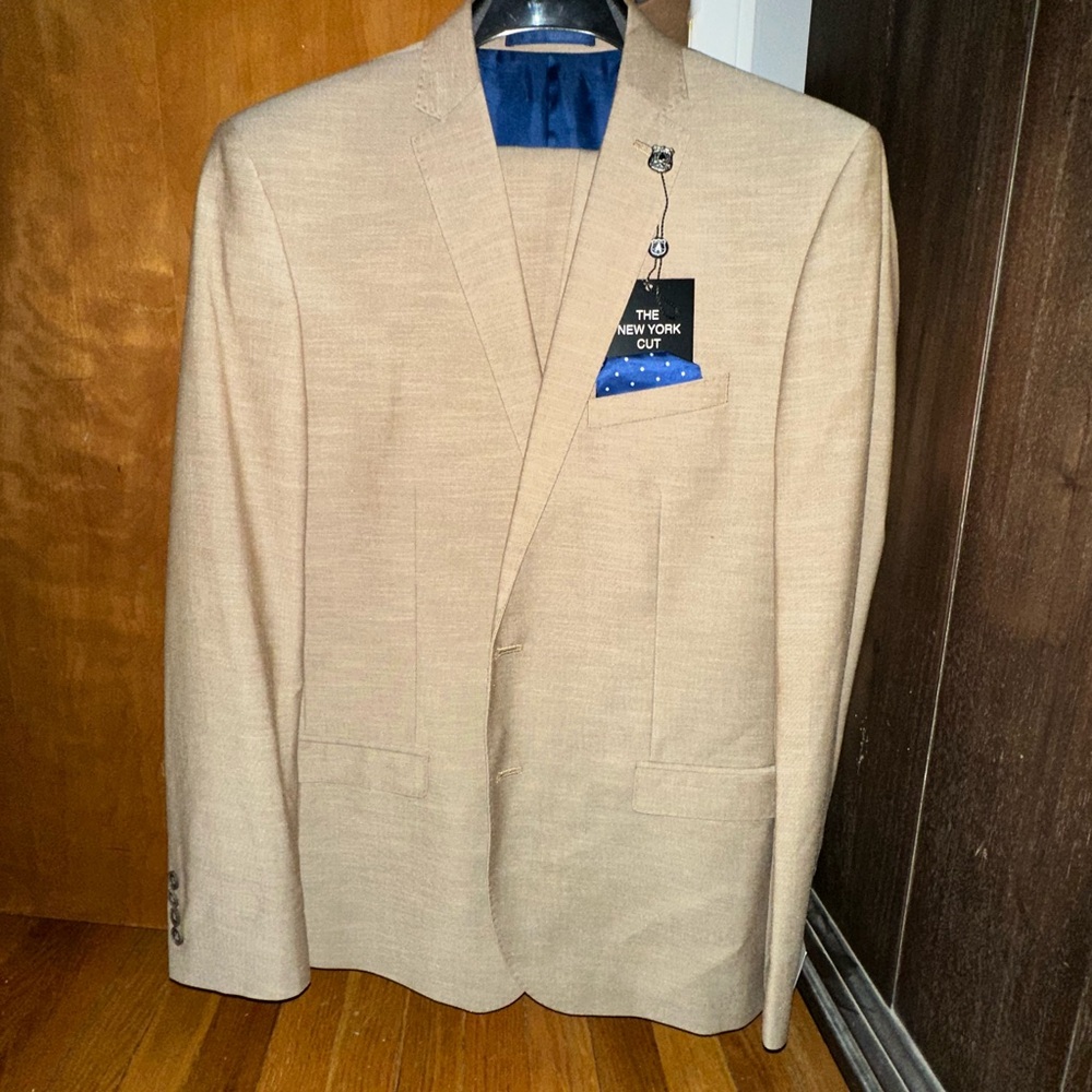 Tan Sport Coat with Notched Lapels and Tailored Silhouette